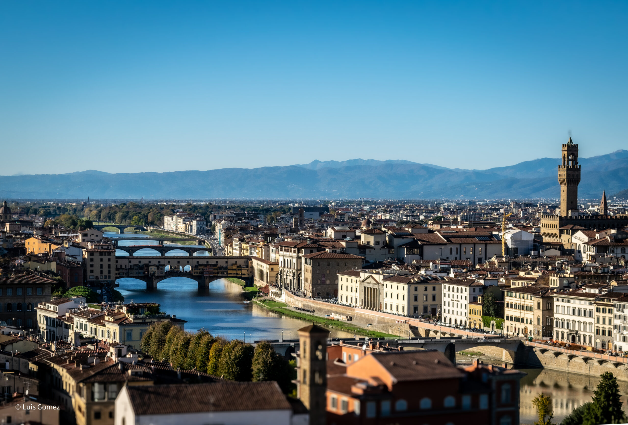 Vista panorámica de Florencia con el río Arno y el Ponte Vecchio